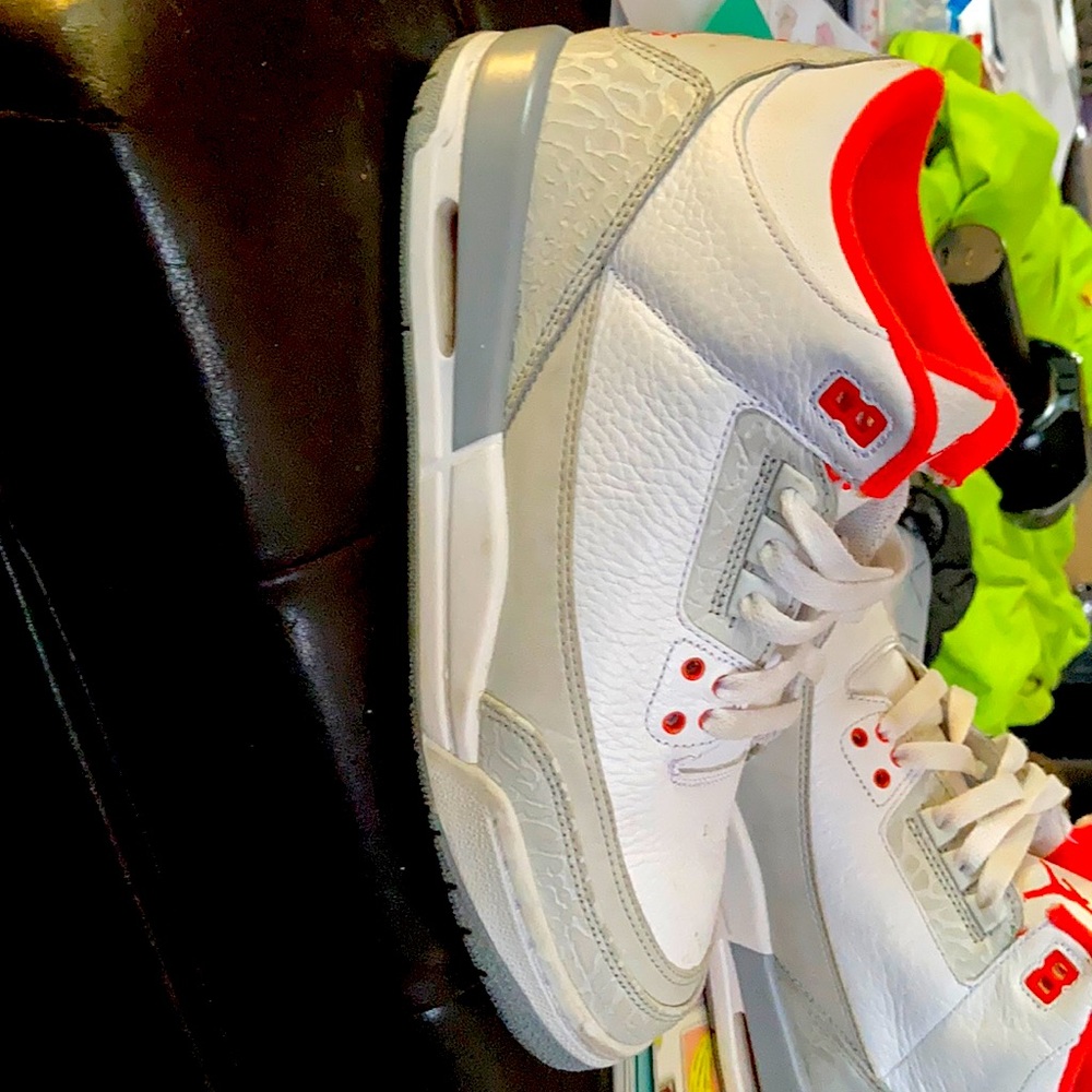 Jordan retro 3’s white crimson grey